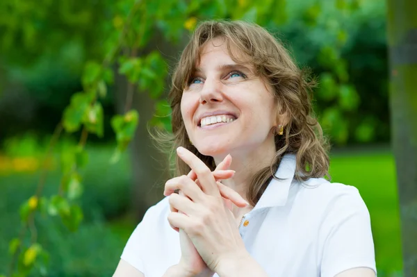 Souriant portrait de femme d'âge moyen — Photo