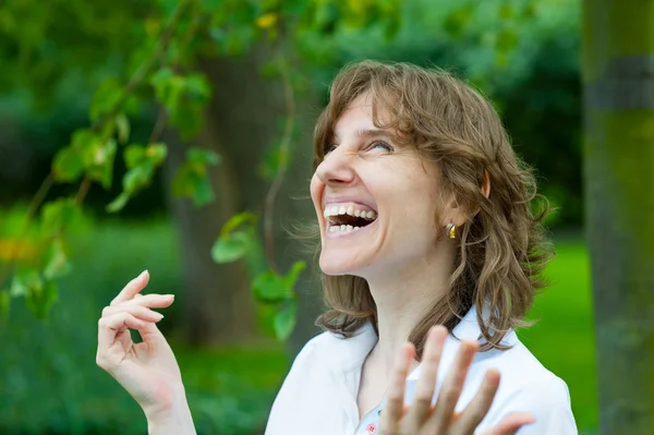 Retrato sonriente mujer de mediana edad — Foto de Stock