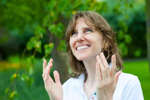 Souriant portrait de femme d'âge moyen — Photo