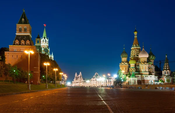 Kremlin, Red Square and Saint Basil church at night — Stok fotoğraf