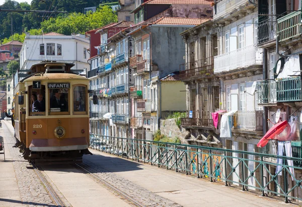Vecchio tram nella città vecchia — Foto Stock