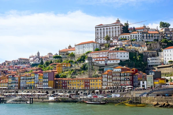 ポルト、ポルトガルの古い町のスカイライン — ストック写真