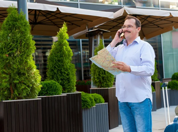 Geschäftsmann erkundet den Stadtführer — Stockfoto