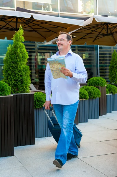 Geschäftsmann erkundet den Stadtführer — Stockfoto