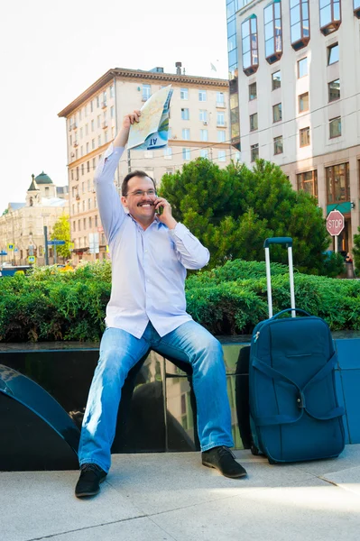 Uomo d'affari alla scoperta della guida della città — Foto Stock