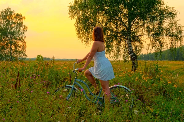 Mujer joven con bicicleta retro — Foto de Stock