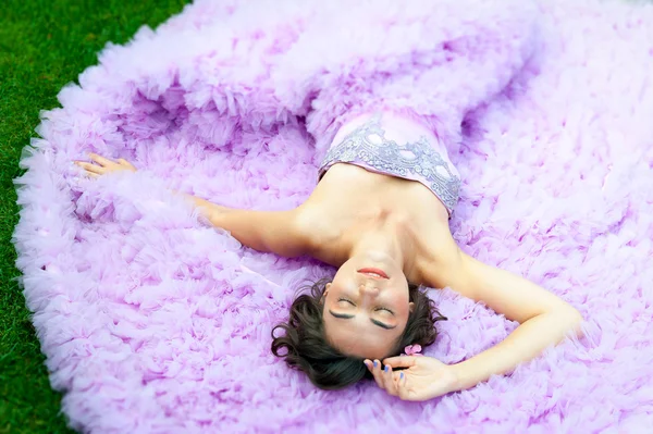 Jovem mulher em um vestido rosa — Fotografia de Stock