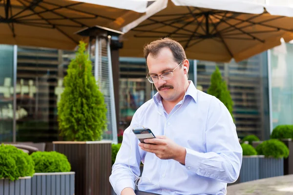 Empresário de meia idade usando smartfone — Fotografia de Stock