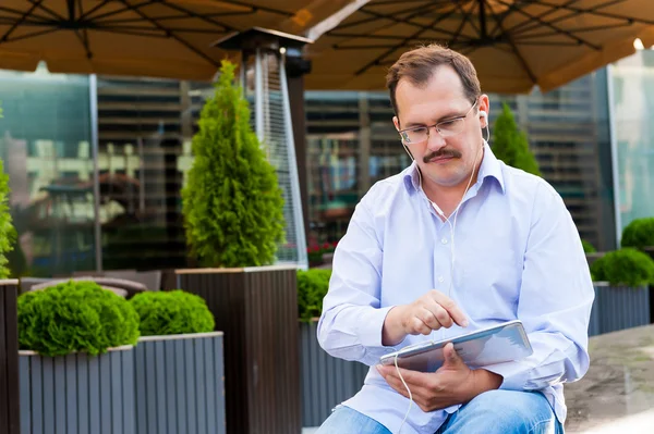 Middle age businessman using tablet — Stock Photo, Image