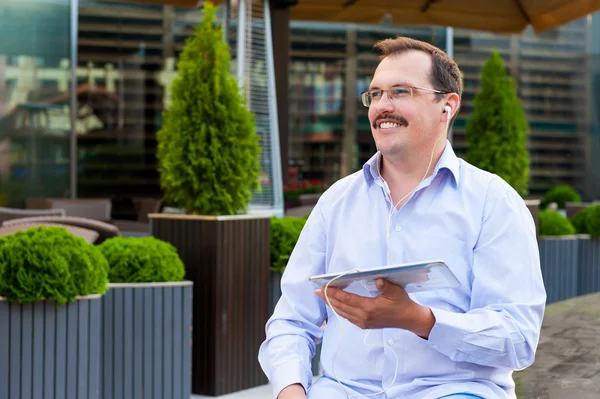 Medelålders affärsman med hjälp av Tablet PC — Stockfoto