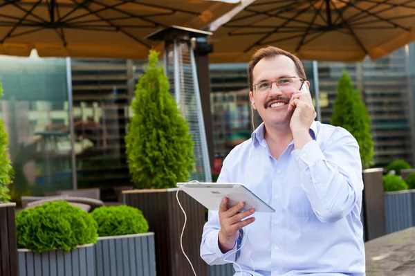 Geschäftsmann mittleren Alters nutzt Smartphone — Stockfoto