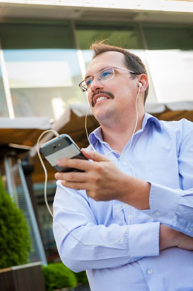 Middle age businessman using smartfone — Stock Photo, Image