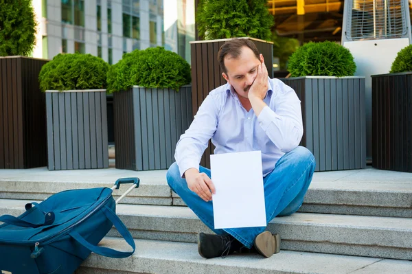 Triste homem de negócios sentado nos degraus — Fotografia de Stock