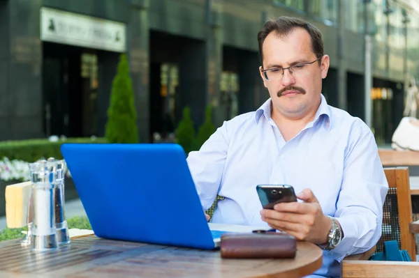 Middle age businessman works on laptop — Stock Photo, Image