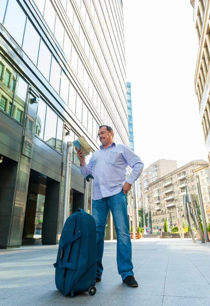 Affärsman att utforska stadsguide — Stockfoto