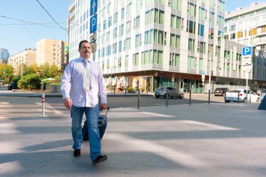 Orta yaş Yöneticisi yürüyüş