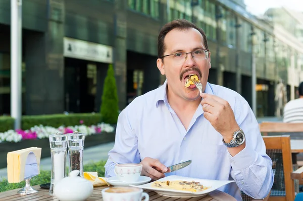 Geschäftsmann beim Mittagessen — Stockfoto