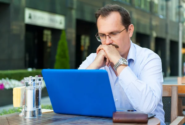 Middle age businessman works on laptop — Stock Photo, Image