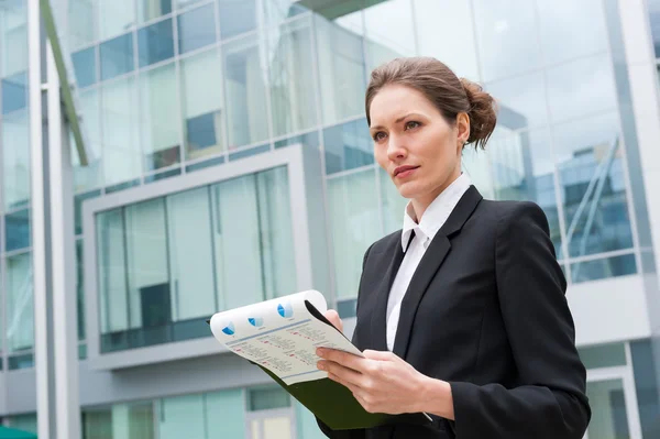 Retrato de mujer de negocios joven — Foto de Stock