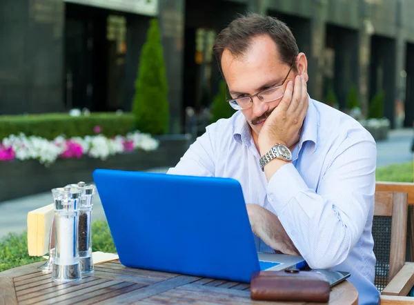 Uomo d'affari di mezza età lavora su laptop — Foto Stock