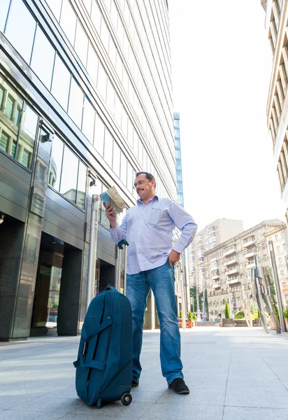 Affärsman att utforska stadsguide — Stockfoto