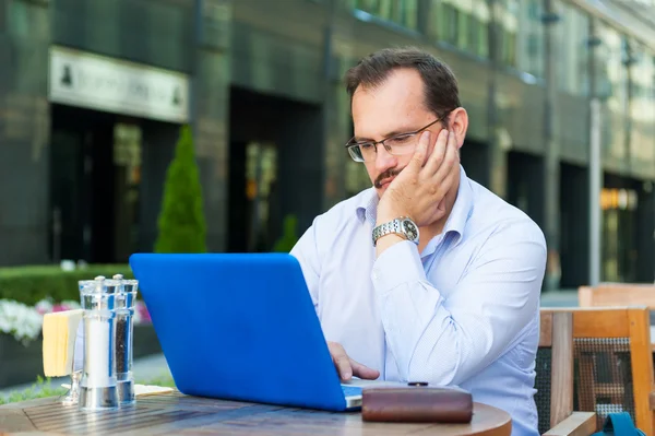Middle age businessman works on laptop — Stock Photo, Image