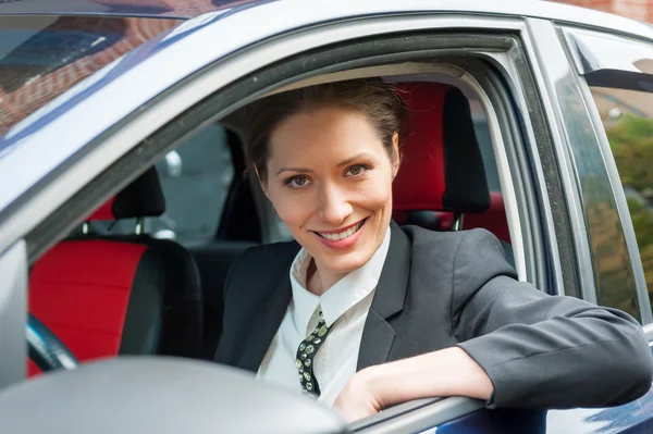 Mulher de negócios em um carro — Fotografia de Stock