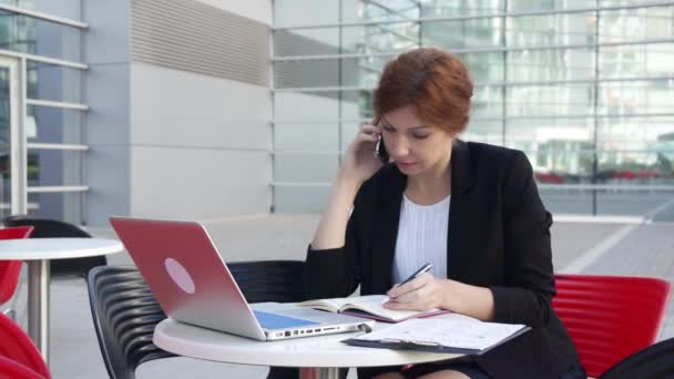 Jeune femme d'affaires parlant par téléphone intelligent — Video
