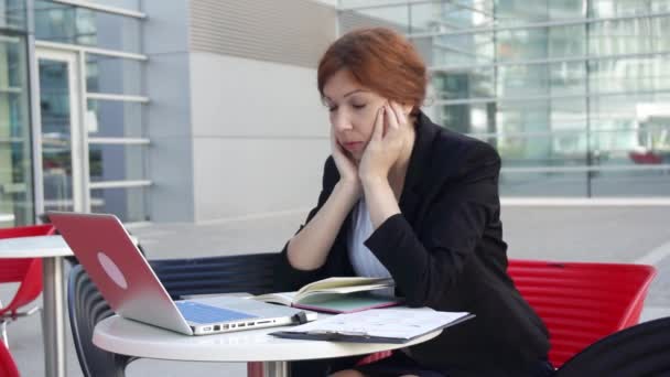 Mujer de negocios cansado y no saben qué hacer — Vídeos de Stock