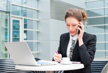 Genç iş kadını çalışıyor.