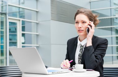 Genç iş kadını çalışıyor.