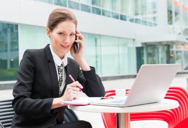 Genç iş kadını çalışıyor.