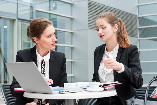 Deux jeunes femmes d'affaires — Photo