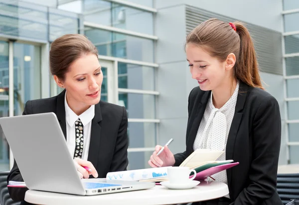 Duas jovens empresárias — Fotografia de Stock