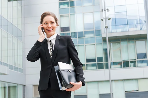 Retrato de mujer de negocios joven — Foto de Stock