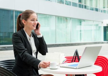 Genç iş kadını çalışıyor.