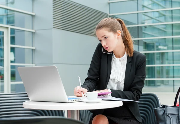 Jeune femme d'affaires travaillant — Photo