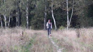 Genç kadın açık havada yürüyüş gidiyor