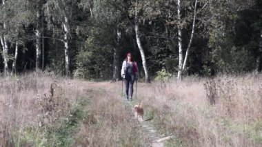 Genç kadın açık havada yürüyüş gidiyor