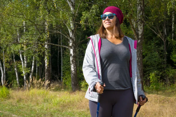 Jonge vrouw gaat Nordic walking — Stockfoto