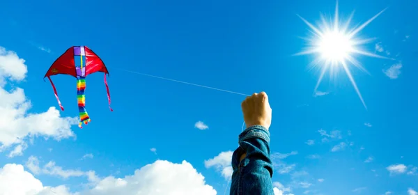 Mani che tengono aquilone — Foto Stock