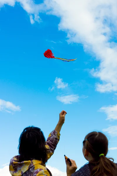 Hands holding kite — Stock Photo, Image