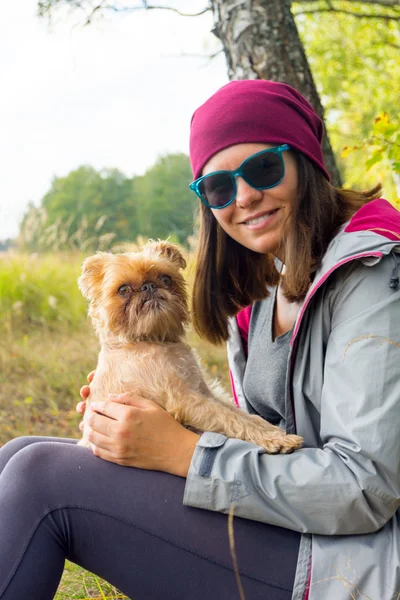 Genç kadın ile küçük köpek çalış — Stok fotoğraf