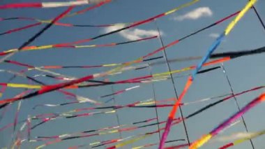 Çok renkli şerit bayrakları