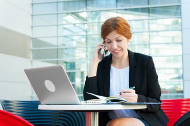 Genç iş kadını çalışıyor.