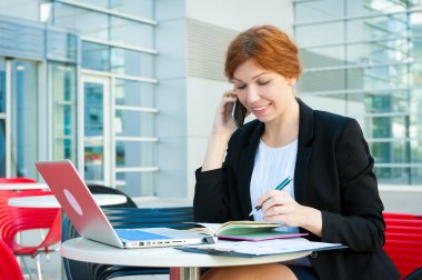 Genç iş kadını çalışıyor.