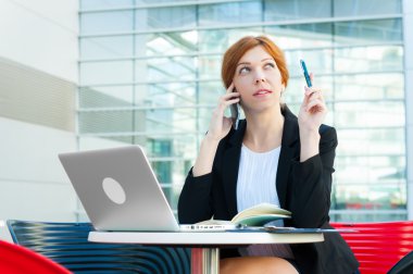 Genç iş kadını çalışıyor.