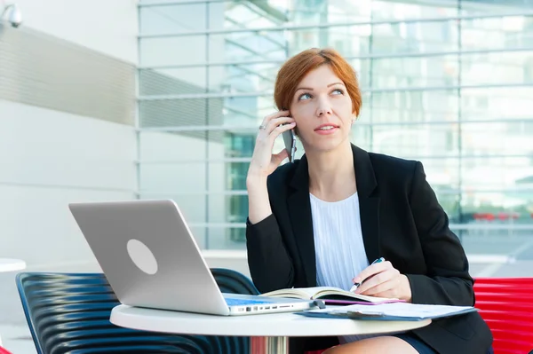 Junge Geschäftsfrau arbeitet — Stockfoto