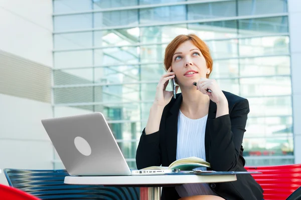 Joven mujer de negocios trabajando — Foto de Stock