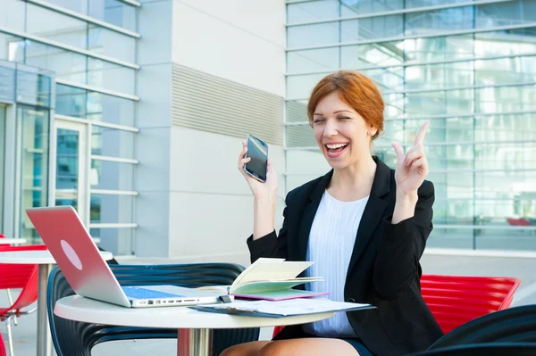 Jeune femme d'affaires travaillant — Photo